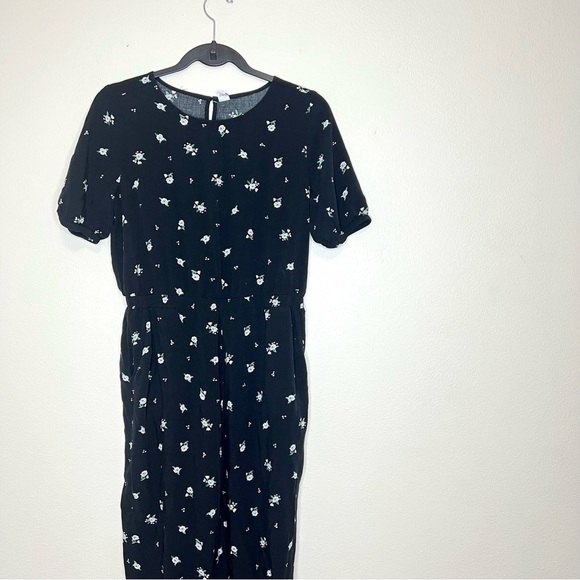 🤍 5/$25 Old navy floral printed jumpsuit - Picture 2 of 2